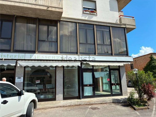 locale commerciale in vendita a Deruta