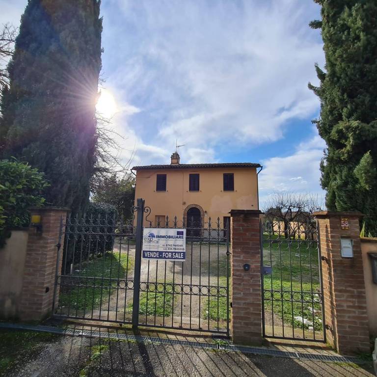 casa indipendente in vendita a Foligno