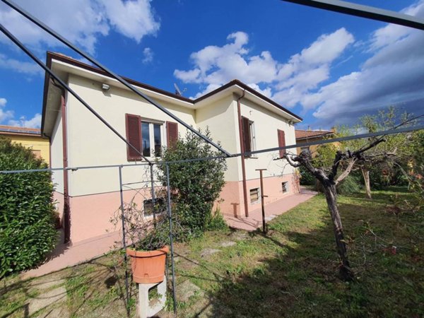 casa indipendente in vendita a Foligno in zona Corvia