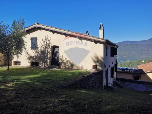 casa indipendente in vendita a Foligno in zona Ravignano