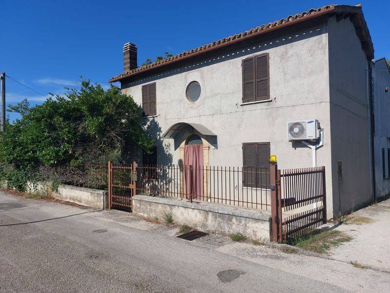 casa indipendente in vendita a Foligno in zona Sterpete