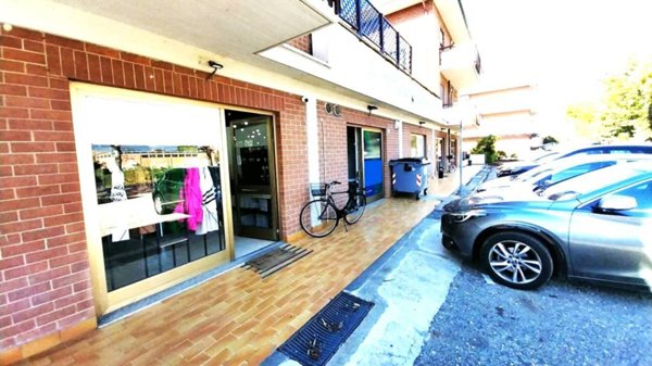negozio in vendita a Foligno