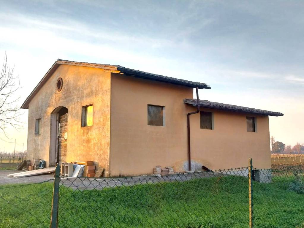 locale commerciale in vendita a Foligno in zona Maceratola