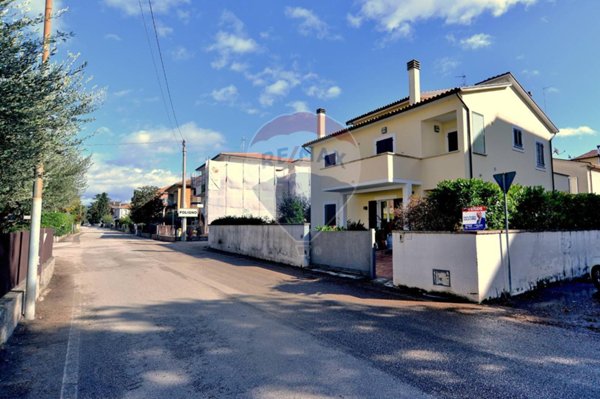 casa indipendente in vendita a Foligno in zona Camino