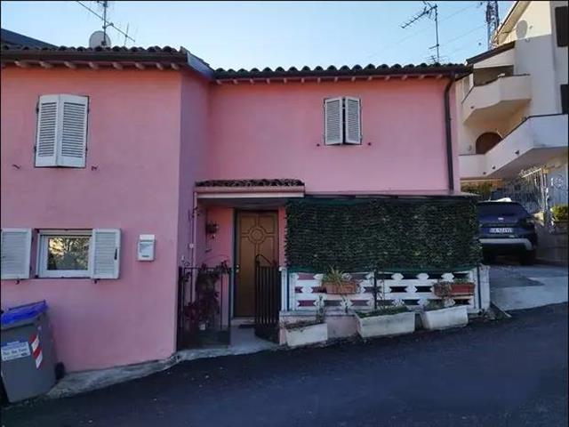 casa indipendente in vendita a Foligno in zona Colle San Giovanni