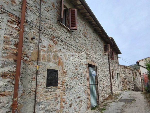 casa indipendente in vendita a Foligno in zona Camino