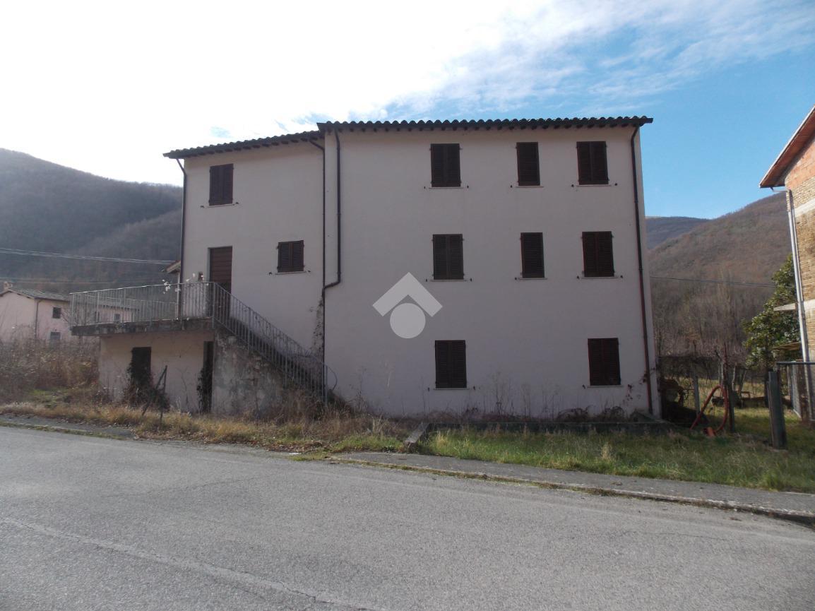 casa indipendente in vendita a Foligno in zona Rasiglia