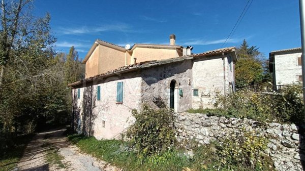 casa indipendente in vendita a Foligno