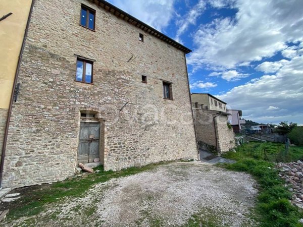 casa indipendente in vendita a Foligno in zona Ravignano