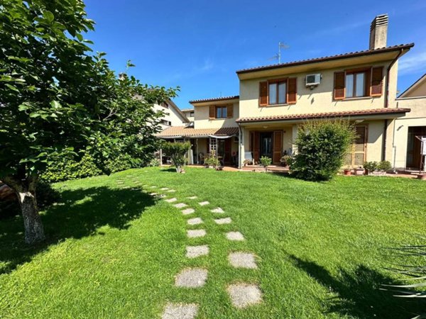 casa indipendente in vendita a Foligno in zona Camino