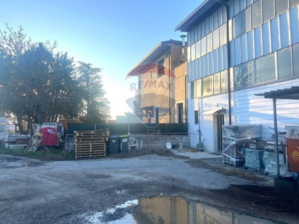 ufficio in vendita a Foligno in zona Paciana