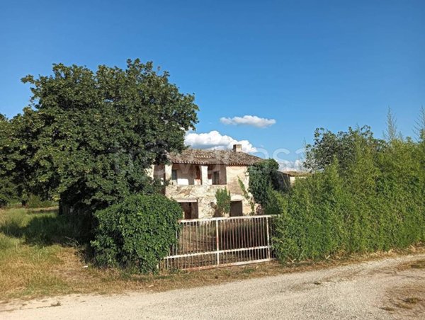 casa indipendente in vendita a Foligno in zona Casevecchie