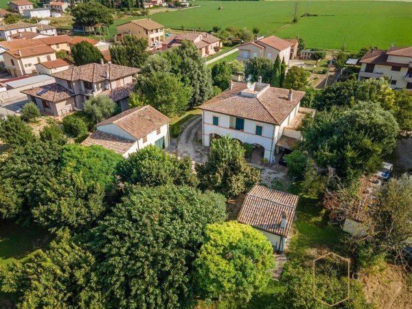 casa indipendente in vendita a Foligno in zona Camino