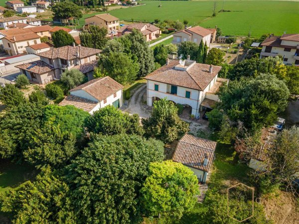 casa indipendente in vendita a Foligno in zona Camino