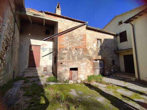 casa indipendente in vendita a Foligno