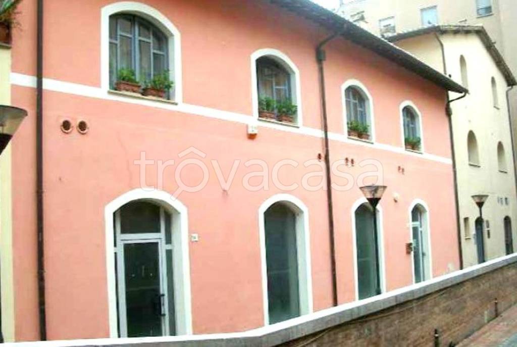 negozio in vendita a Foligno