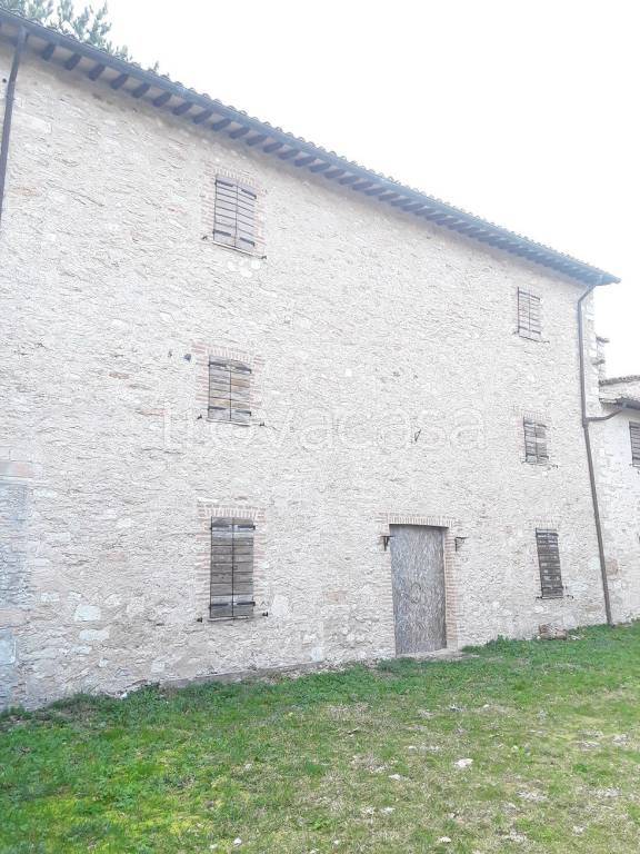 casa indipendente in vendita a Foligno in zona Popola