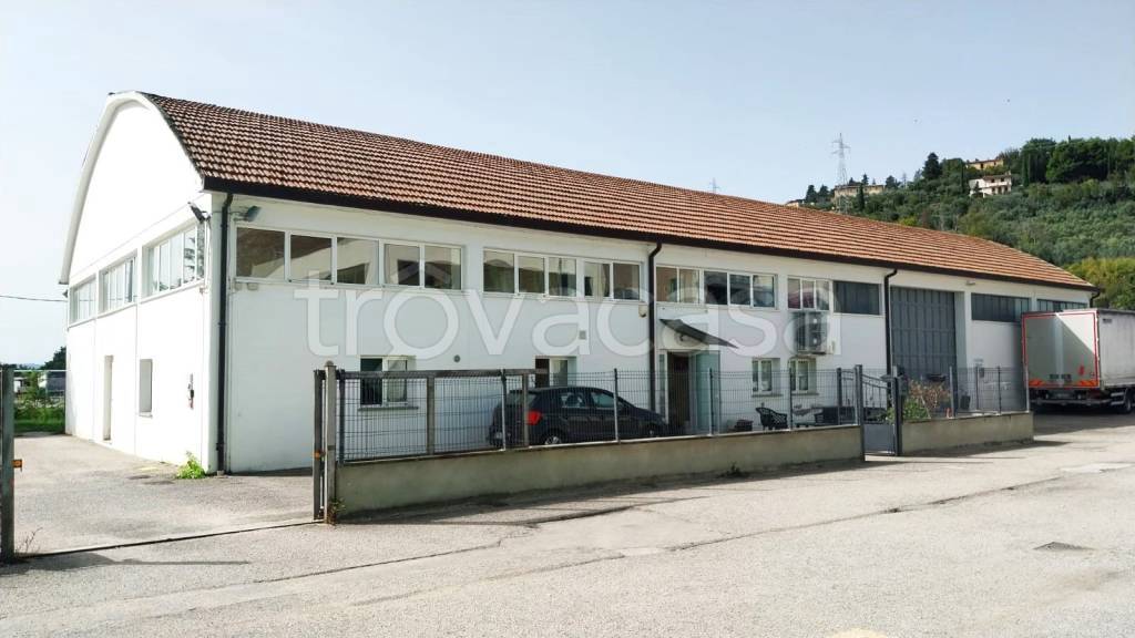 locale commerciale in vendita a Foligno