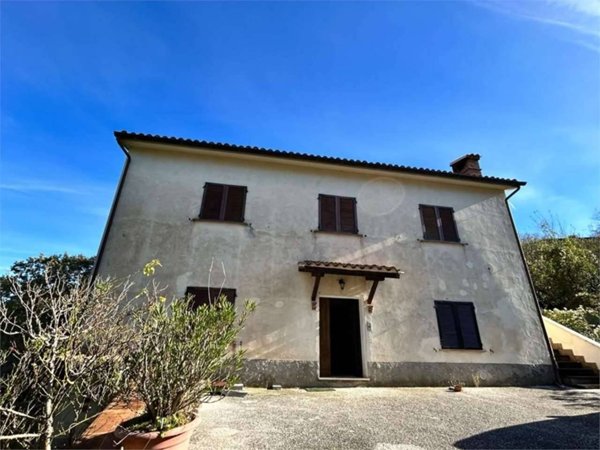 casa indipendente in vendita a Foligno in zona Scopoli