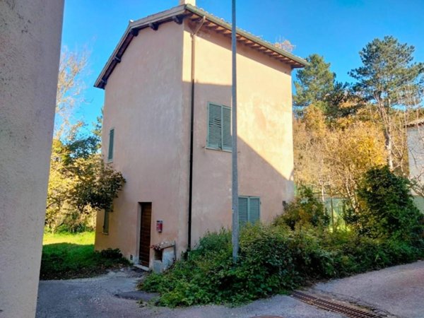 casa indipendente in vendita a Foligno in zona Scopoli