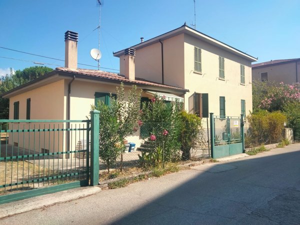 casa indipendente in vendita a Foligno