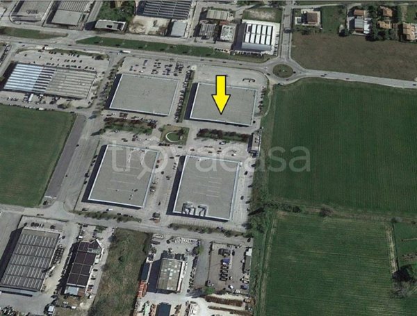 negozio in vendita a Foligno in zona Paciana