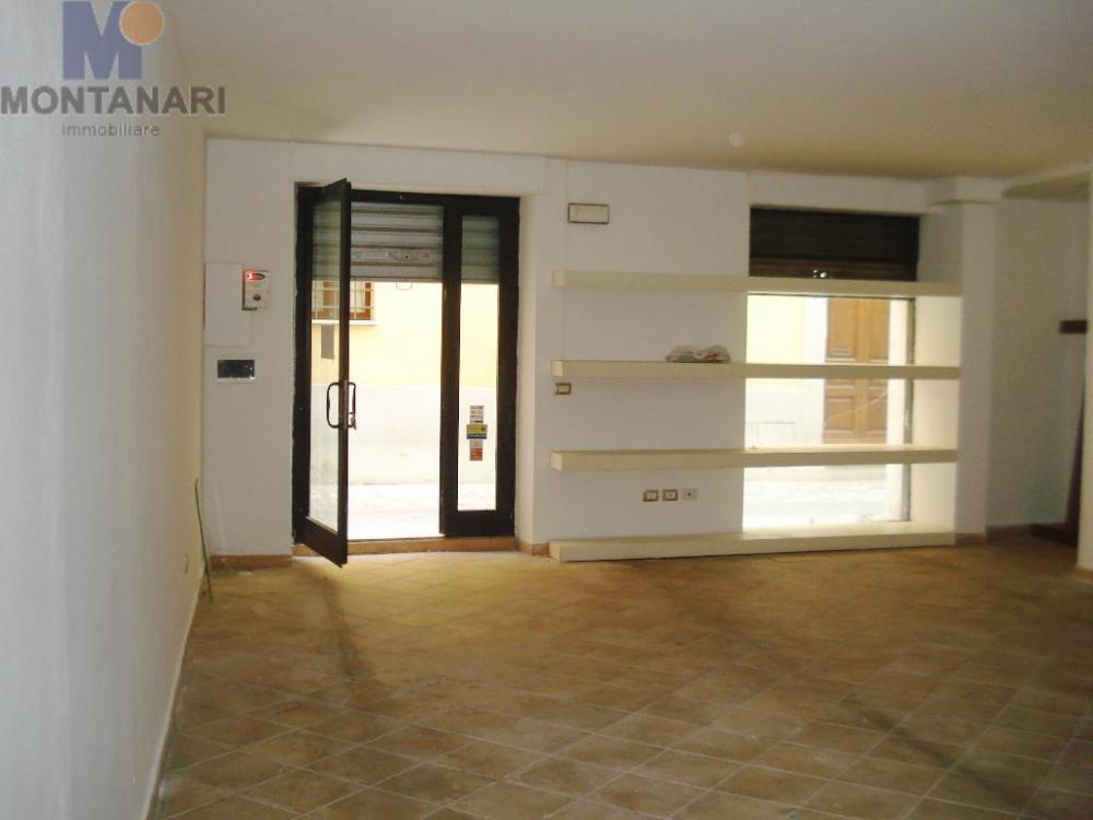 locale commerciale in vendita a Foligno