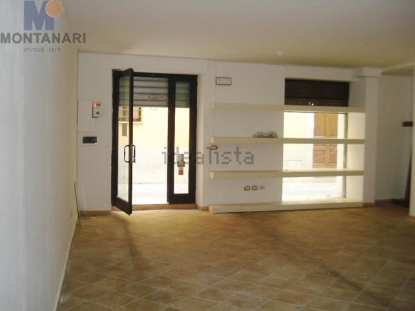 locale commerciale in vendita a Foligno