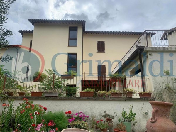 casa indipendente in vendita a Foligno