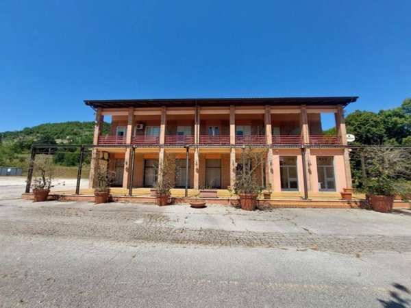 negozio in vendita a Foligno in zona Colfiorito