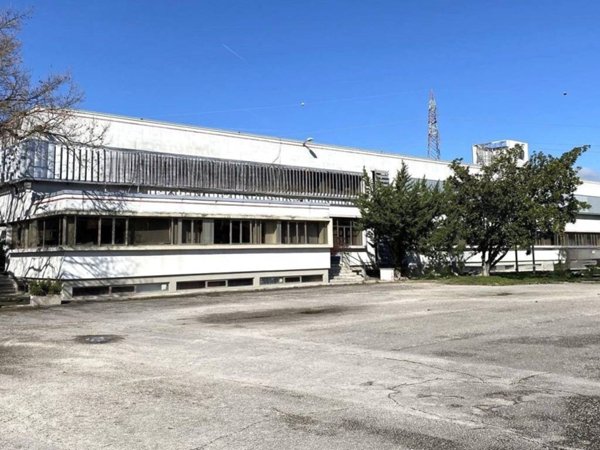 locale commerciale in vendita a Foligno in zona Sant'Eraclio
