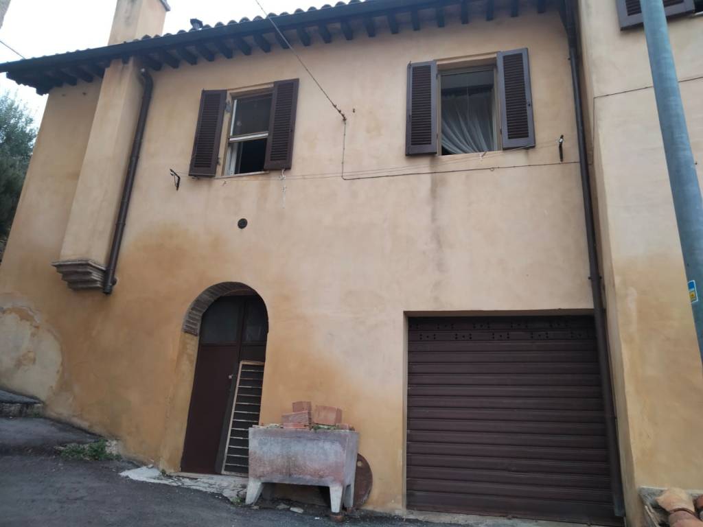 pentavano in vendita a Foligno in zona Sant'Eraclio