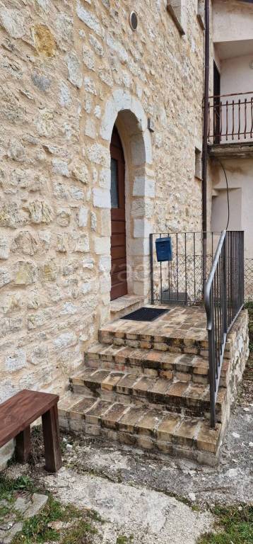 casa indipendente in vendita a Foligno in zona Verchiano