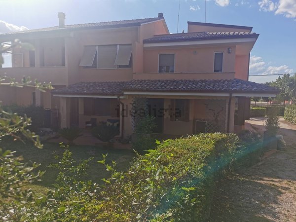 casa indipendente in vendita a Foligno in zona Camino