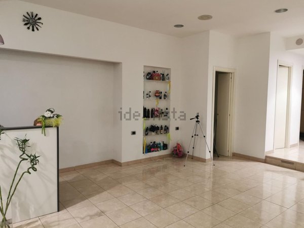 locale commerciale in vendita a Foligno