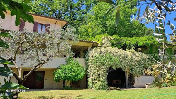 casa indipendente in vendita a Foligno in zona Rasiglia
