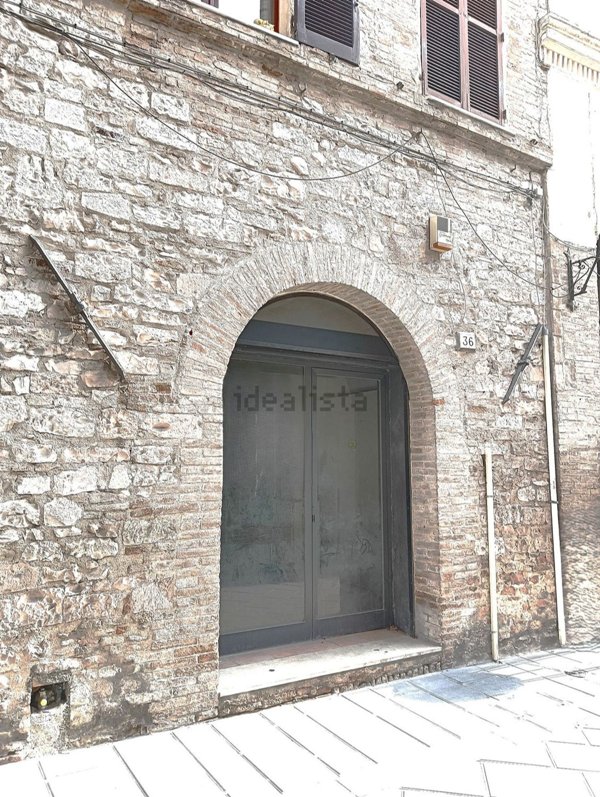 locale commerciale in vendita a Foligno