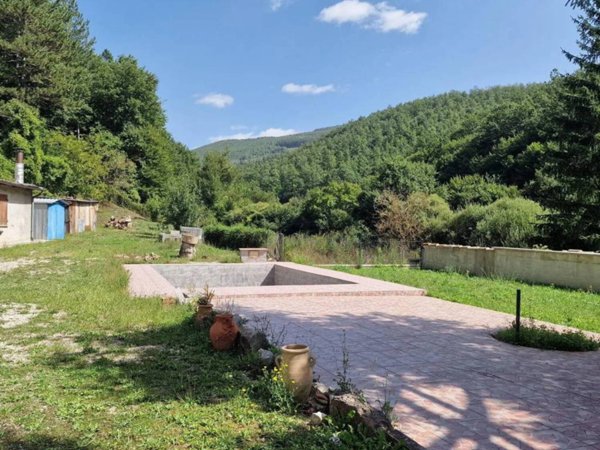 casa indipendente in vendita a Foligno in zona Verchiano