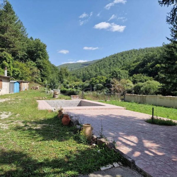 casa indipendente in vendita a Foligno in zona Verchiano
