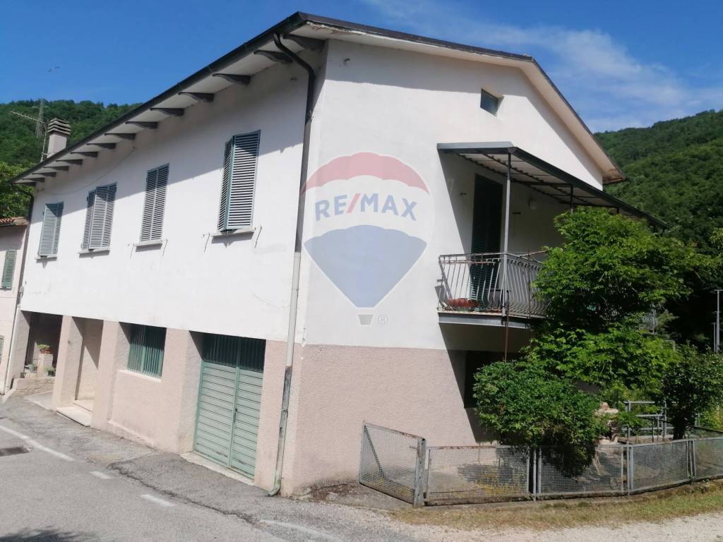 casa indipendente in vendita a Foligno in zona Rasiglia