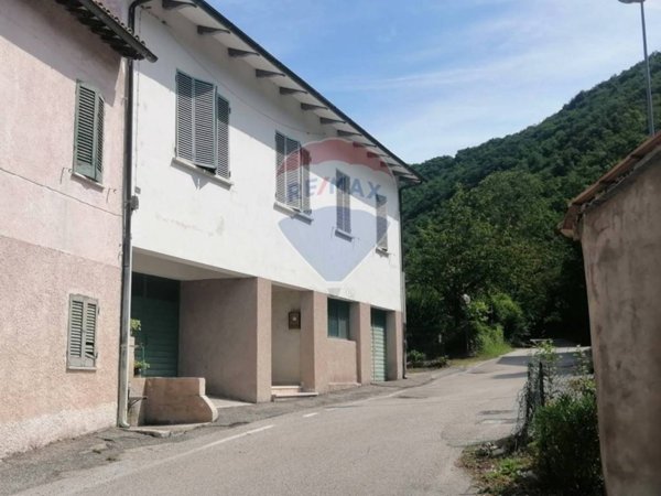 casa indipendente in vendita a Foligno in zona Scopoli