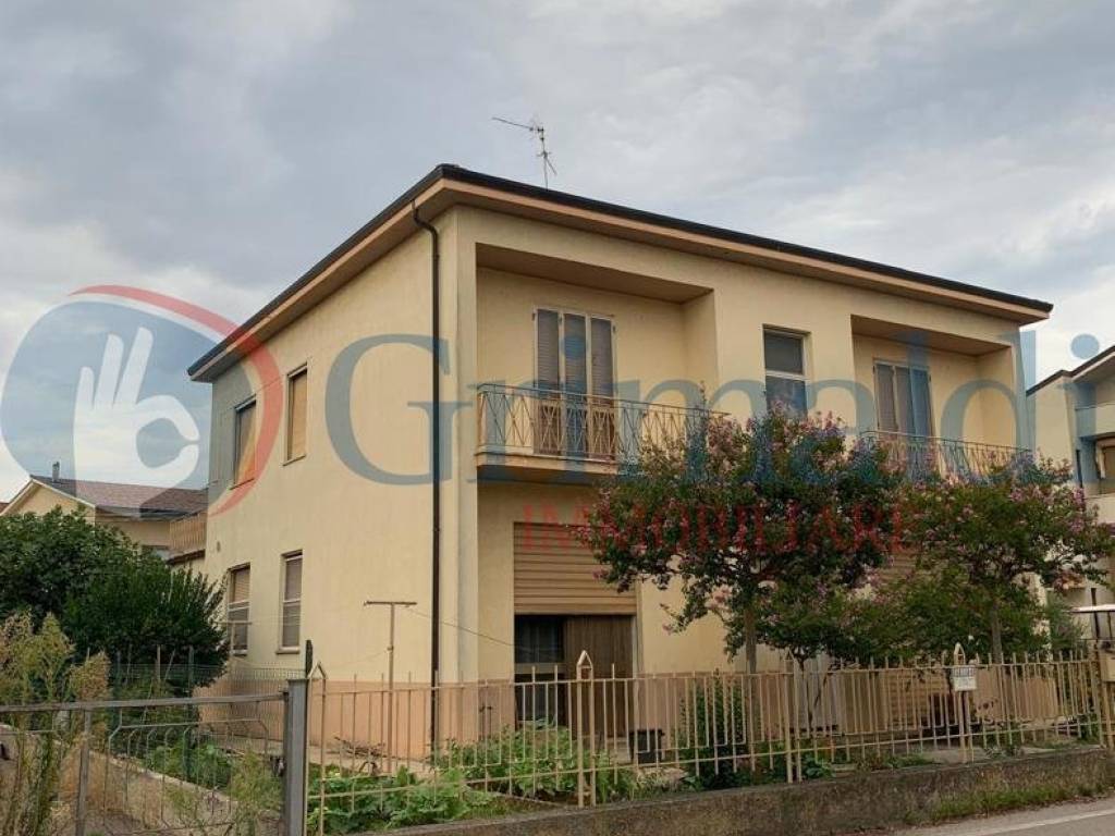 casa indipendente in vendita a Foligno