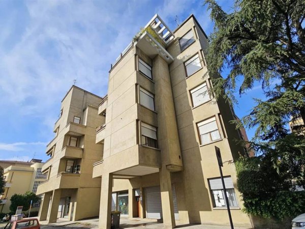 negozio in vendita a Foligno