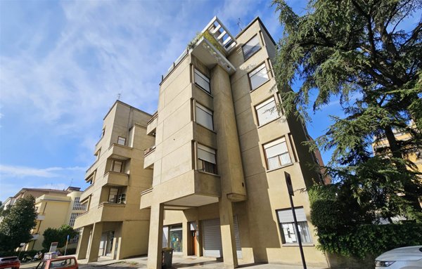 negozio in vendita a Foligno