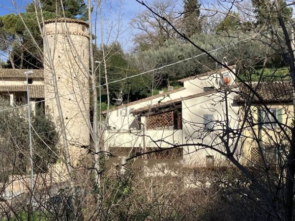 casa indipendente in vendita a Foligno in zona Treggio