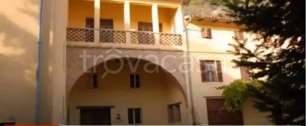 negozio in vendita a Foligno in zona Pale