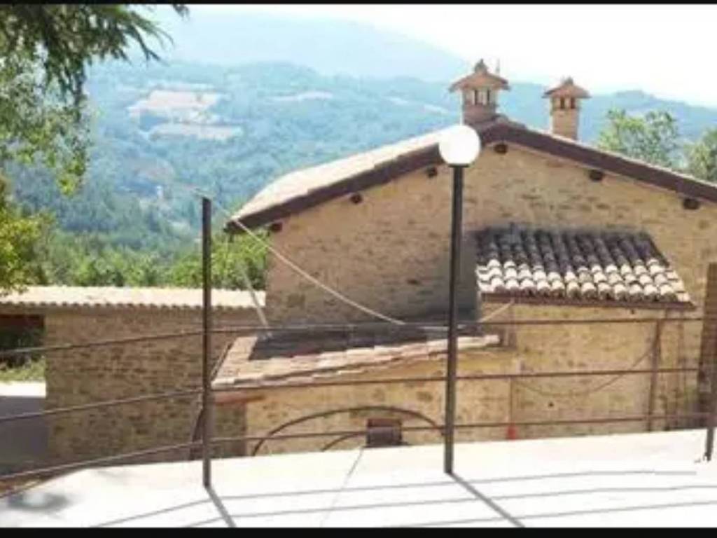casa indipendente in vendita a Foligno in zona Colfiorito