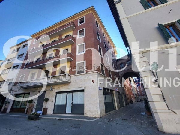 locale commerciale in vendita a Foligno