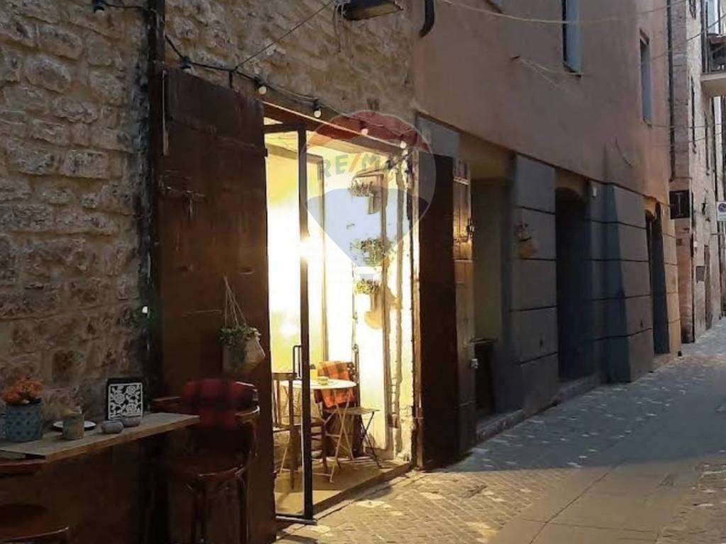 negozio in vendita a Foligno