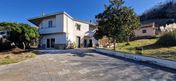 casa indipendente in vendita a Foligno in zona Vescia